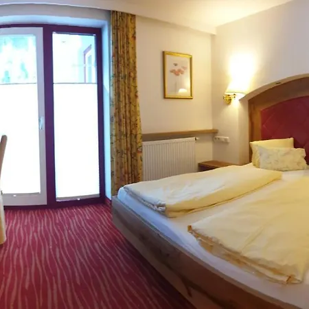 ホテル Alpenrose Hotel-garni 2*